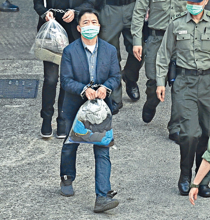 ■胡志伟获准短暂保释外出参与父亲丧礼。