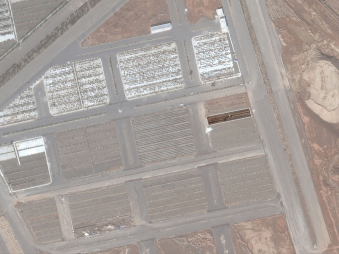 从卫星图片可见，这座大型公墓在十月时，其中一部分未使用，但至今年三月初，有关部分已经「填满」。（网图）