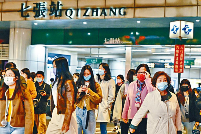 台北首現Omicron本土個案，市民出行都戴上口罩。