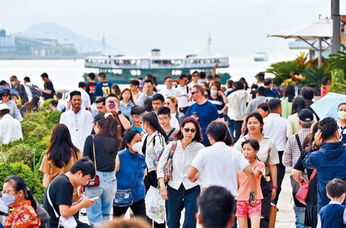五一黄金周在即，入境事务处预计有461万人次经各管制站进出香港，其中391万属旅客。