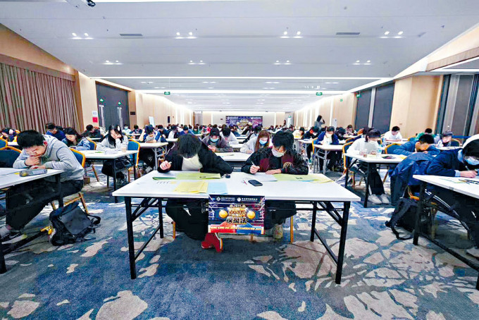 约200人在珠海参加内地首办的模拟文凭试，有学生称有助了解应考流程及各科弱项。 