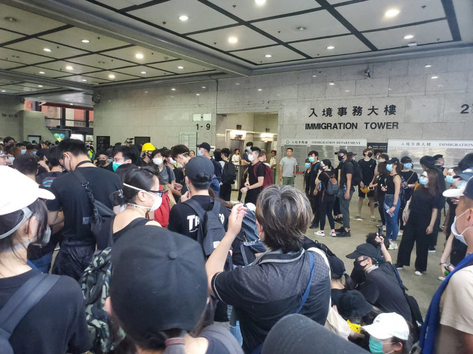 示威者一度到入境处大楼静坐叫口号。