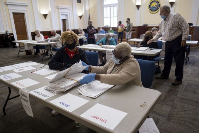 美国乔治亚州正在进行重新点票，发现2600多张未计算选票。ap图