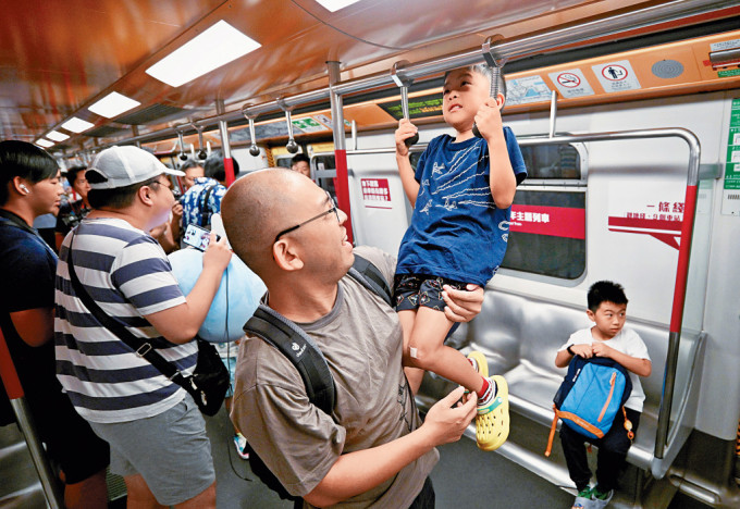 港鐵45周年主題列車昨在彩虹站2號月台開放予公眾參觀，「波波扶手」是小朋友的最愛。