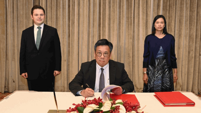 商务及经济发展局局长丘应桦（前）在土耳其驻港总领事Kerim Sercan Evcin（后排左）的见证及工业贸易署署长黄少珠（后排右）陪同下，签署香港与土耳其促进和保护投资协定。