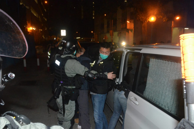 警昨日在廣福邨拘捕一名男子。資料圖片