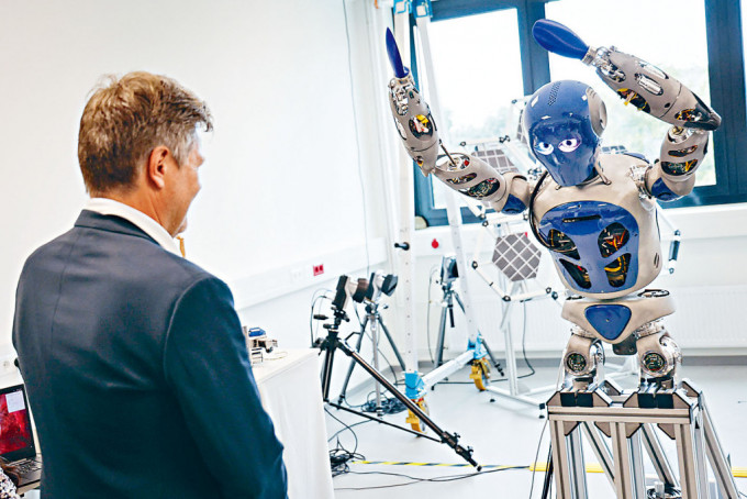 德国经济事务部长哈柏克上月在不来梅的德国人工智能研究中心，观看一个跳舞机械人。