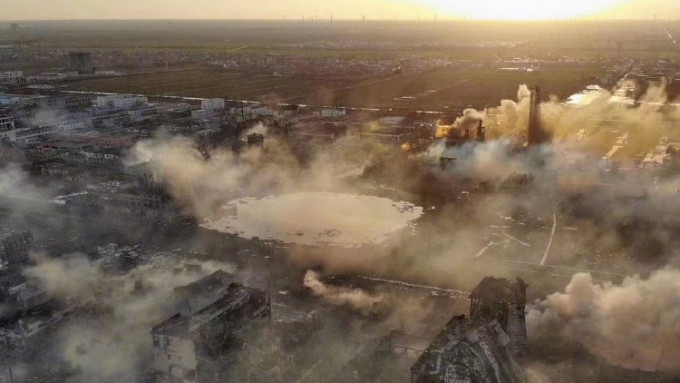 从照片可见，厂区已被完全摧毁，核心区出现巨坑，现场有浓烟。(网图)