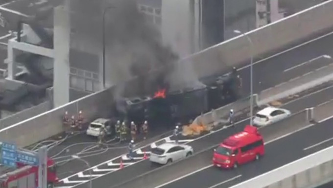 名古屋一輛機場巴士翻側起火，釀9傷其中2人心肺停止。