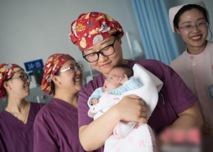 山西省兒童醫院新生兒重症病房內，醫護人員輪流抱起即將出院的小濤。（網圖）