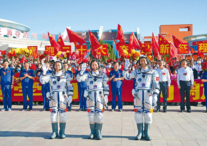 神舟十四號太空人出征，陳冬（右）、劉洋（中）、蔡旭哲開啟為期六個月的飛行任務。
