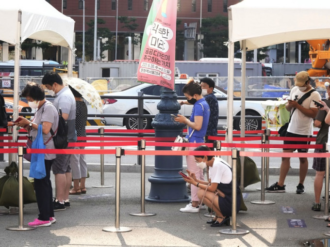 首爾一個臨時測試站市民排隊等待進行新冠病毒測試。AP