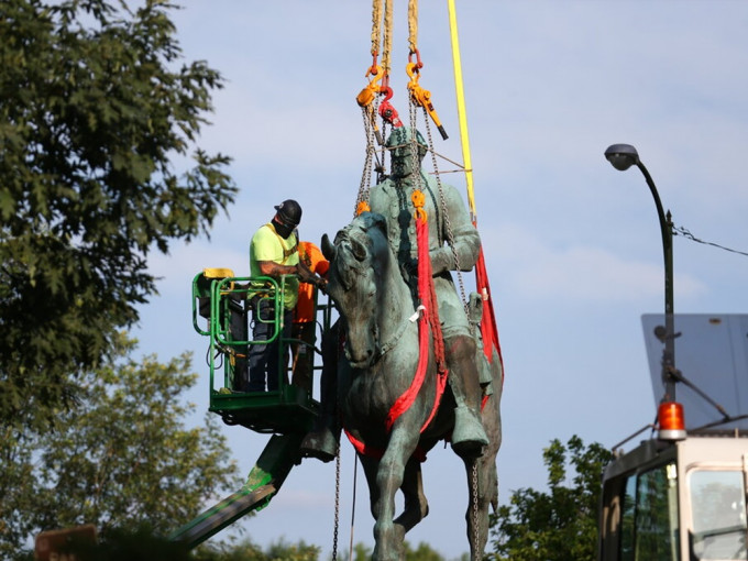 工作人员在解放公园（Market Street Park）使用起重机把罗伯特.李铜像吊起一刻，现场响起掌声及欢呼。AP资料图片