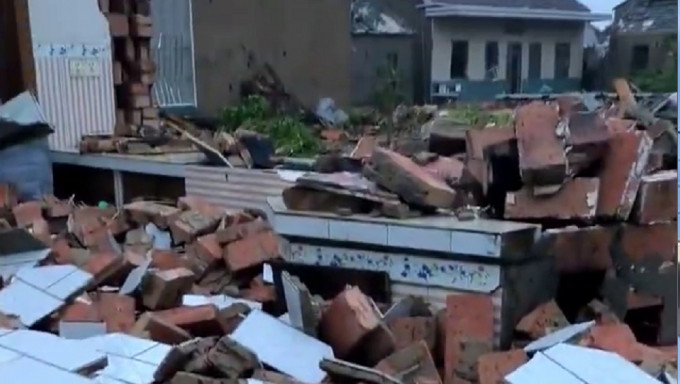 江苏盐城遭龙卷风袭击，多处房屋损坏倒塌，2人受轻伤。