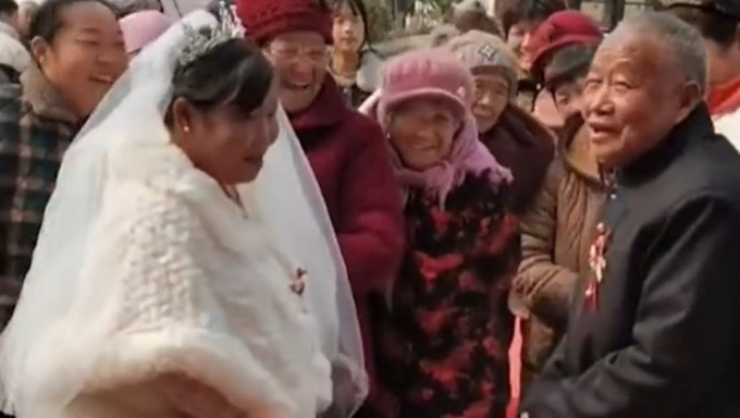 70多岁老翁迎娶60多岁的新娘成为佳话。