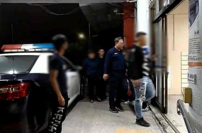 其中一名涉案男子被帶往警署。