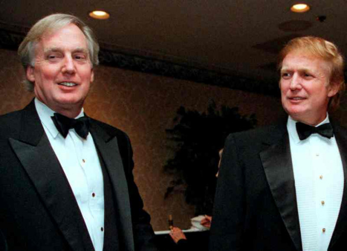 罗伯特（左）摄于1999年。AP