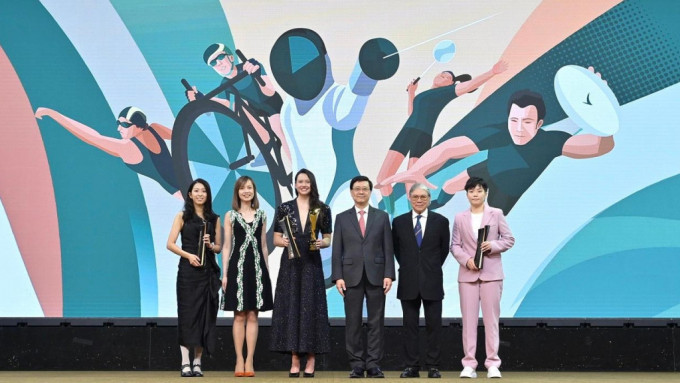 李家超(右三)出席2023年度香港杰出运动员选举。政府新闻处