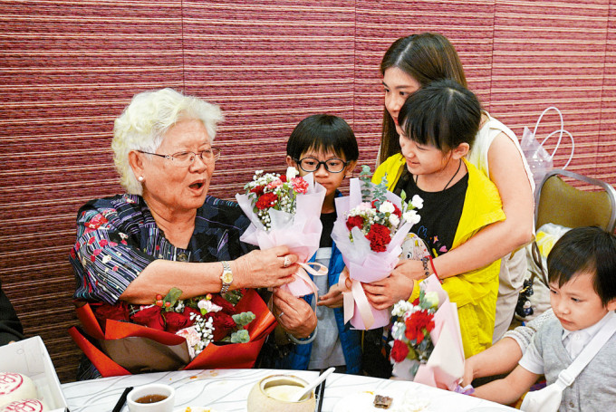 昨日母亲节，不少巿民祖孙同堂「饮早茶」庆祝节日。