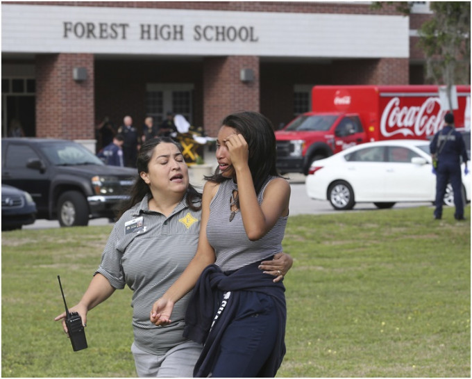 发生枪击案后，校内学生人心惶惶。 AP