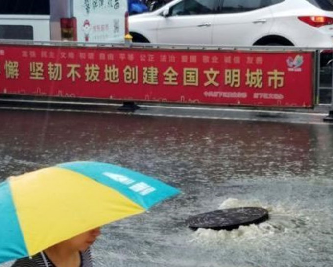 濟南市突降暴雨，交通陷入癱瘓。