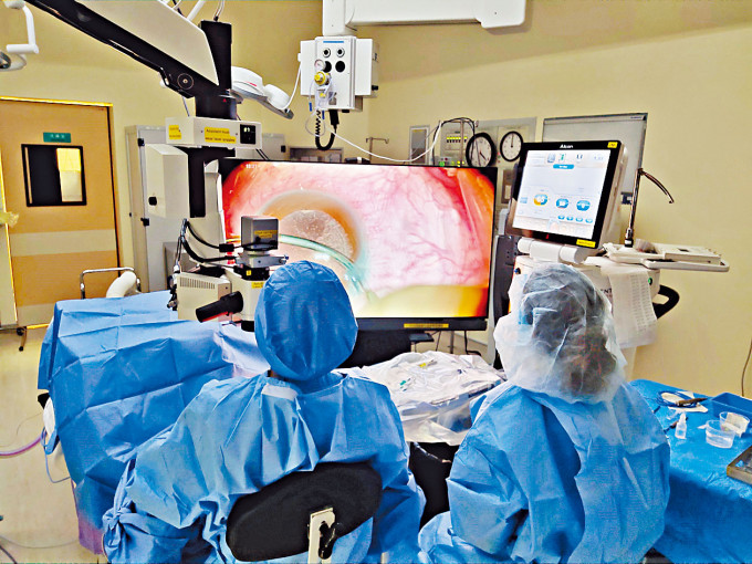 ■眼科醫院顧問醫生杜曉華，使用3D可視化系統為病人進行視網膜手術。