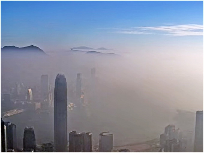 處於逆溫層下的空氣如給一幅被覆蓋住，不容易逃離到高空去。天文台片段截圖