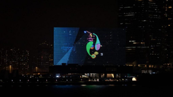 M+幕墙展示首个数码委约互动作品《摸鱼行大运》。
