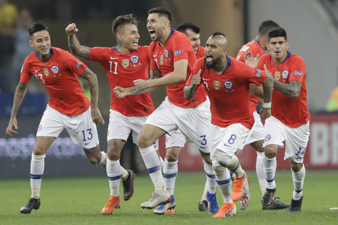 维达尔(右二)和队友庆祝智利晋级。AP