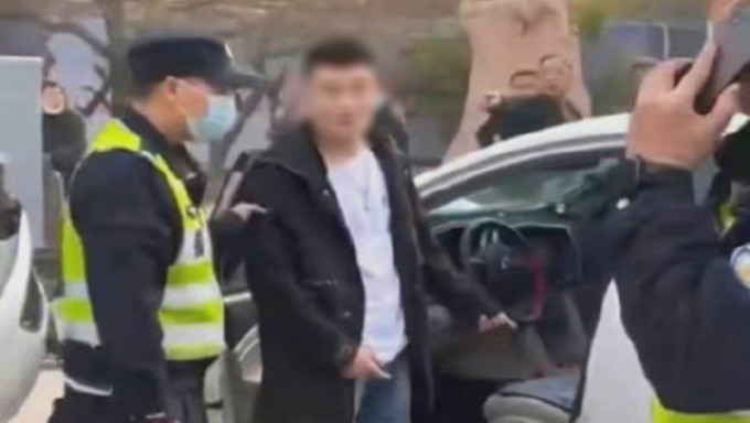 涉事司機劉男（左二）已被拘留。資料圖片