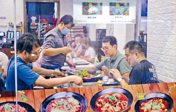 政府宣布放宽食肆等处所防疫措施，餐饮业界预计措施有一定帮助。