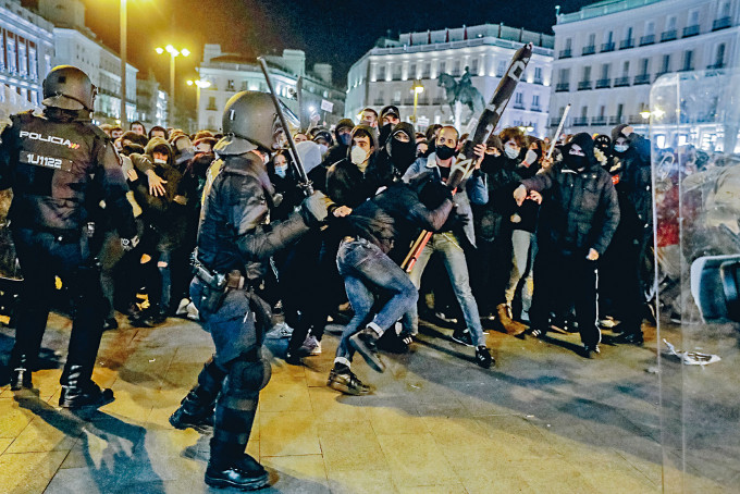 马德里民众周三上街示威声援哈塞尔，与警察推撞。