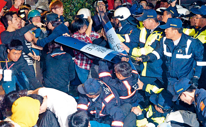 一四年三月二十三日，大批學生及民眾闖入台灣行政院。