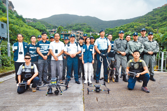 将军澳警区特遣队联同野外巡逻队、警犬队和小型无人机队在西贡相思湾村进行反爆窃演习，模拟发生一宗村屋爆窃案，人员搜捕疑犯。