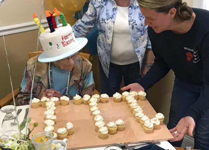 美国新罕布什尔州一名热爱看棒球的女人瑞庆祝111岁生日。 AP