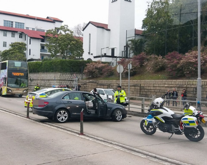 房車撞欄。fb群組香港突發事故報料區圖片