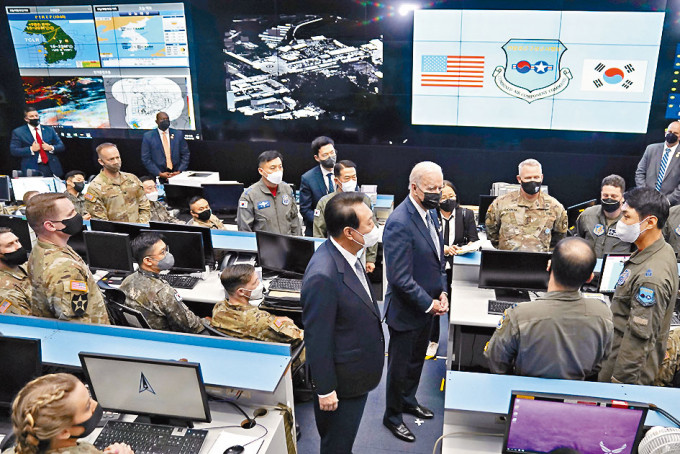 拜登（中右）和南韩总统尹锡悦（中左）到访乌山空军基地作战本部。