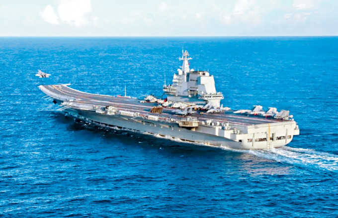 6月上旬，海軍航母編隊在西太平洋海域開展訓練，圖為山東艦放飛艦載戰鬥機。