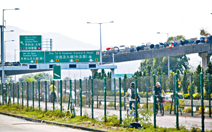 跨越吐露港公路的二號橋，在去年反修例爭議期間，為示威者與警方對峙的衝突前綫。　