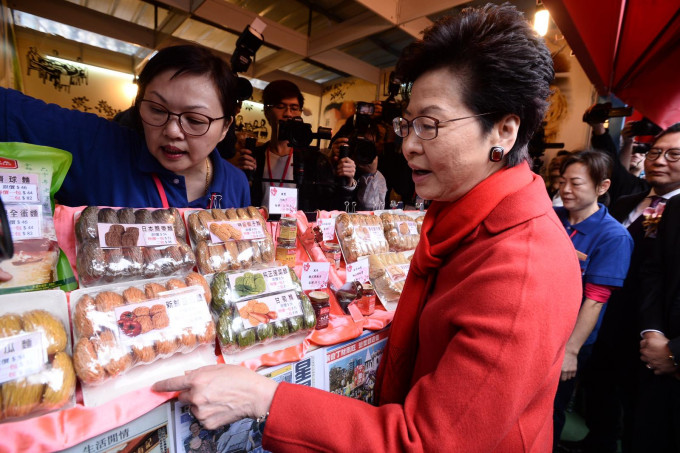 林郑月娥约花2500元购买零食、腊味和子面食等本港制造产品。