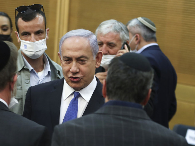 以色列总理内塔理亚胡要求国会右翼议员反对新政府的信任投票。AP图片
