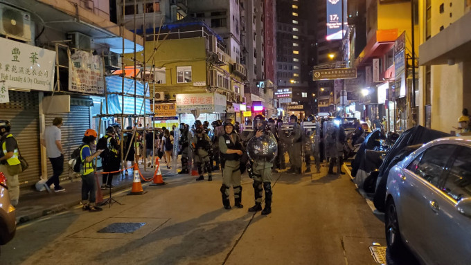 當晚大批示威者聚集警方到場驅趕。資料圖片