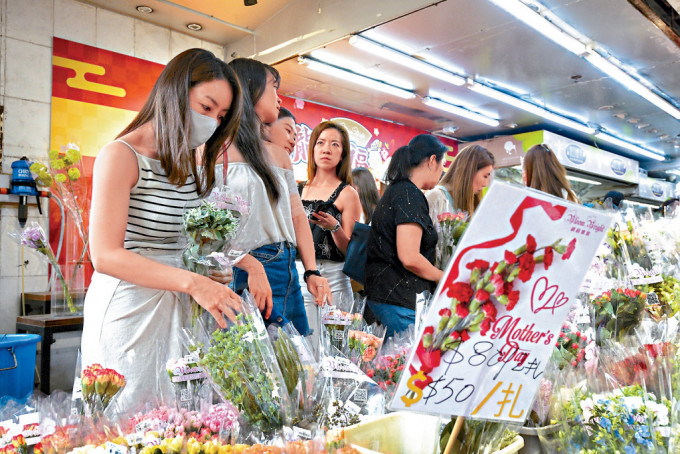 不少市民一家大細到花墟買花，準備今日慶祝母親節。