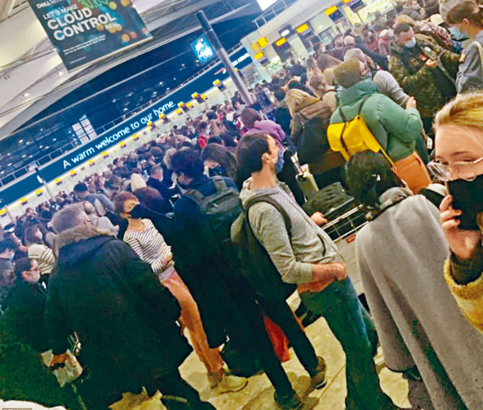 伦敦希斯路机场客运大楼挤满人，一批旅客希望坐上「最后航班」前往都柏林。