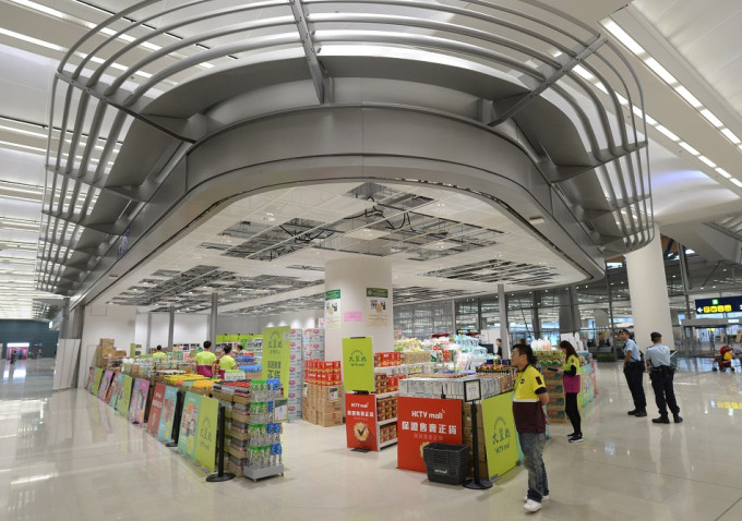 旅檢大樓一間售賣奶粉及食品的臨時店鋪開幕。資料圖片