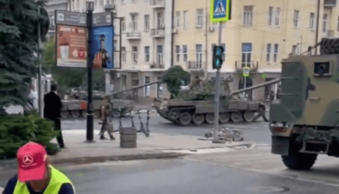 網傳俄羅斯羅斯托夫南方軍區司令部門口出現坦克及裝甲車。