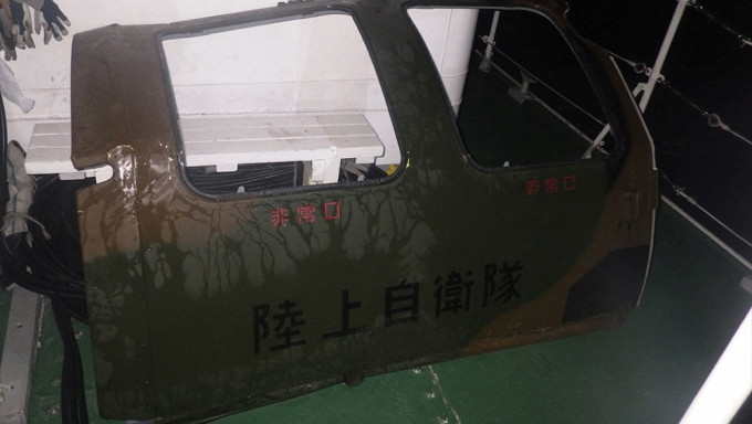 日本海上保安厅搜救人员连日持续搜救，日前发现数个看似属于直升机的碎片残骸，包括一扇机门。AP