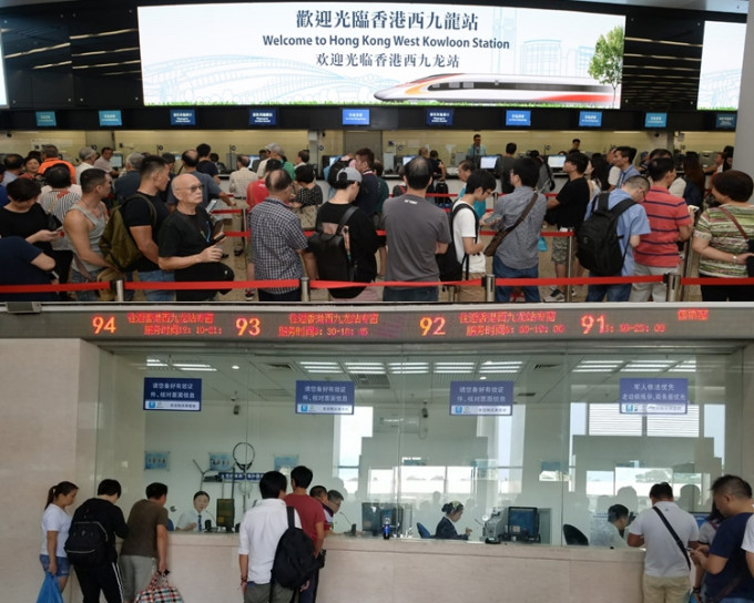 有香港乘客表示西九龍站取票現場混亂。前往香港的内地旅客則讚高鐵方便。