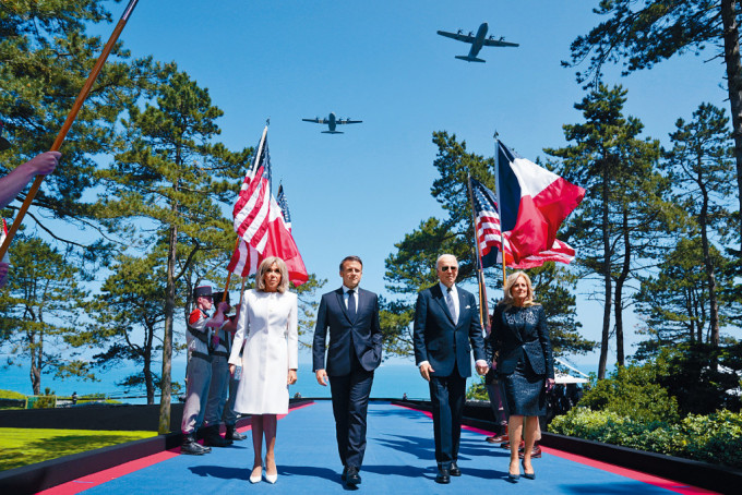 拜登伉俪与法国总统马克龙夫妇出席诺曼第登陆80周年纪念仪式。