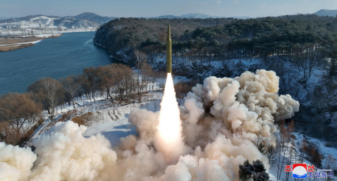 北韩证实试射固体燃料中程弹道导弹，搭载高超音速弹头。路透社